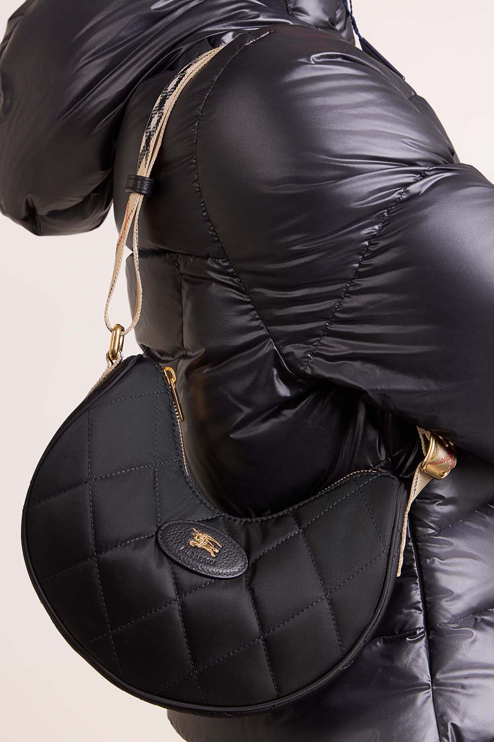 תמונת כל הלוק של תיק כתף